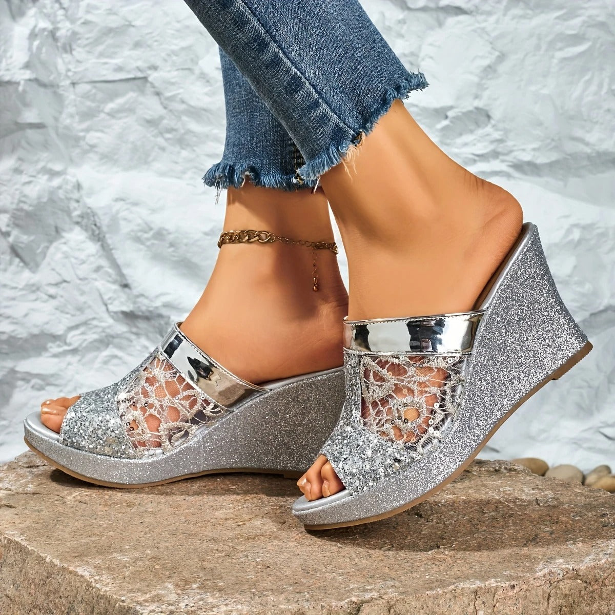 Eleganckie koronkowe sandały na koturnie